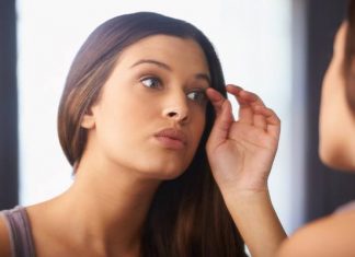 Założyła sztuczne rzęsy i oślepła. Jej oko zmieniło kolor, wstydziła się wychodzić z domu