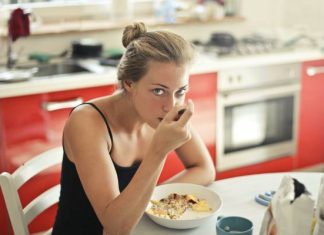 Kiedy wapń działa najlepiej, rano czy wieczorem? Uzupełniaj ten składnik o tej porze, by zmniejszyć ryzyko dla serca zamiast je zwiększać