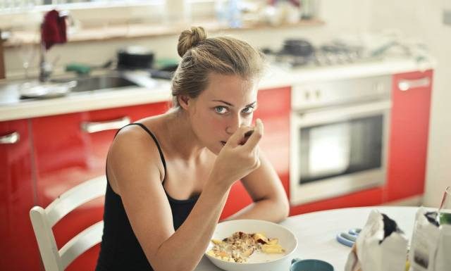Kiedy wapń działa najlepiej, rano czy wieczorem? Uzupełniaj ten składnik o tej porze, by zmniejszyć ryzyko dla serca zamiast je zwiększać