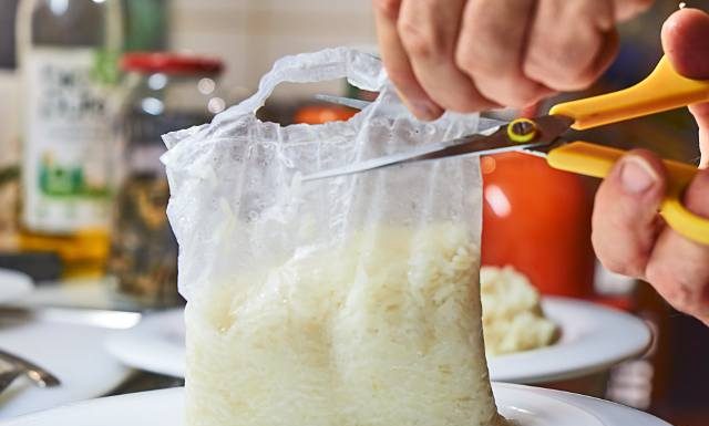 Gotujesz tak ryż albo kaszę? Jak najszybciej przestań! Trujesz siebie i swoją rodzinę