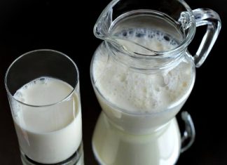 Mleko wycofane ze sprzedaży. Jego spożycie jest niebezpieczne dla noworodków, kobiet w ciąży i osób starszych! Najnowsze ostrzeżenia GIS