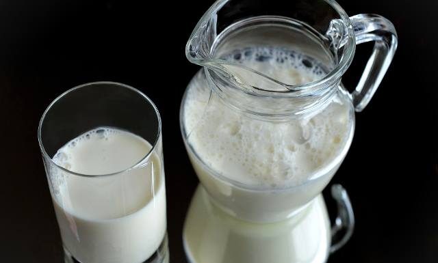 Mleko wycofane ze sprzedaży. Jego spożycie jest niebezpieczne dla noworodków, kobiet w ciąży i osób starszych! Najnowsze ostrzeżenia GIS