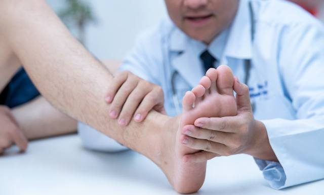 Pierwszy objaw wyprzedza chorobę o trzy lata. Sprawdź, co może oznaczać ciemna linia na paznokciu. Wyjaśnienie znajdziesz na filmie