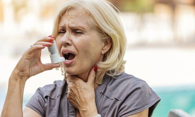 To nasila objawy astmy. Unikaj wyzwalaczy napadów duszności. Te rady pomogą ci też łatwiej oddychać na co dzień