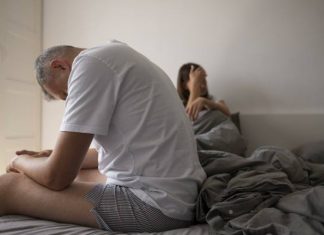 Ten wczesny znak ostrzegawczy zawału serca zauważysz w łóżku. Nie zwlekaj ze zrobieniem badań. Mogą uratować ci życie