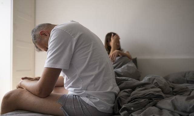 Ten wczesny znak ostrzegawczy zawału serca zauważysz w łóżku. Nie zwlekaj ze zrobieniem badań. Mogą uratować ci życie