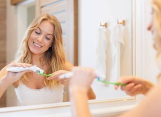 Od czego żółkną zęby? Dentysta wskazuje dwa najczęstsze błędy, które to powodują