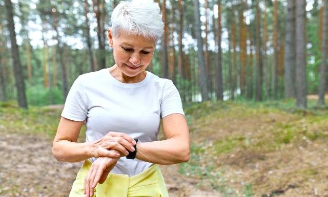 Masz 24 godziny. Wykorzystaj je odpowiednio. Ile czasu siedzieć, stać, spać i poruszać się, aby zachować zdrowie? Wypróbuj 9 wskazówek