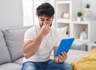 Twoje gazy „psują powietrze”? Przyczyn śmierdzących bąków jest wiele. Sprawdź, co może powodować brzydko pachnące pierdy