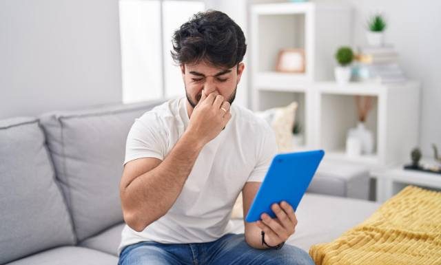 Twoje gazy „psują powietrze”? Przyczyn śmierdzących bąków jest wiele. Sprawdź, co może powodować brzydko pachnące pierdy