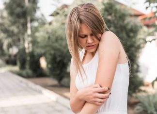 Spotkanie z nią może źle się skończyć. Czy poparzenie pokrzywą jest zdrowe? Masz te objawy? Pędź do lekarza