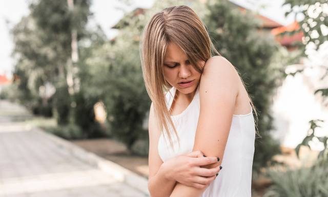 Spotkanie z nią może źle się skończyć. Czy poparzenie pokrzywą jest zdrowe? Masz te objawy? Pędź do lekarza