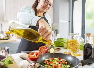Chcesz mieć superpamięć? Nalej sobie „oleju do głowy”. Oliwa z oliwek może uchronić cię przed demencją. Tę ilość spożywaj codziennie