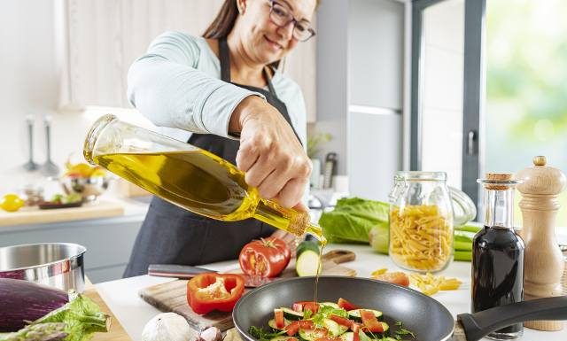 Chcesz mieć superpamięć? Nalej sobie „oleju do głowy”. Oliwa z oliwek może uchronić cię przed demencją. Tę ilość spożywaj codziennie