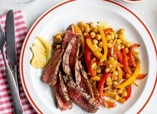 Sycąca peperonta z ciecierzycą i stekiem na obiad. To danie poleca Glukozowa Bogini. Zjedz je i poczuj zastrzyk energii