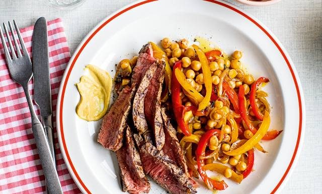 Sycąca peperonta z ciecierzycą i stekiem na obiad. To danie poleca Glukozowa Bogini. Zjedz je i poczuj zastrzyk energii