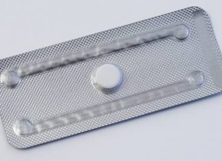 Pigułka „dzień po” w Polsce. Możliwość odmowy farmaceuty, młody wiek pacjentek i inne kontrowersje wokół programu pilotażowego