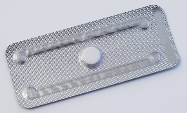 Pigułka „dzień po” w Polsce. Możliwość odmowy farmaceuty, młody wiek pacjentek i inne kontrowersje wokół programu pilotażowego