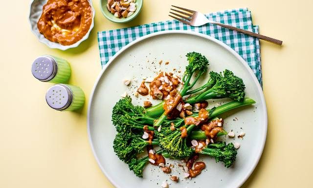 Pyszne brokuły z masłem orzechowym na zieloną przystawkę. Idealny przysmak na diecie niskowęglowodanowej. Glukozowa Rewolucja w praktyce