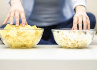 Chipsy i solone orzeszki zamień na zdrowe słone przekąski. Od nich nie przytyjesz. Do filmu czy na imprezę wybierz te produkty