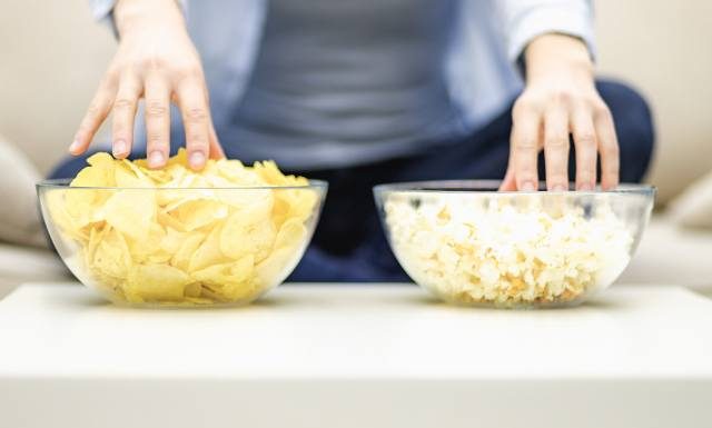 Chipsy i solone orzeszki zamień na zdrowe słone przekąski. Od nich nie przytyjesz. Do filmu czy na imprezę wybierz te produkty