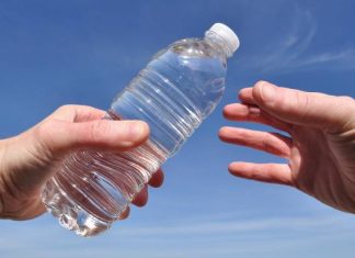 Dajesz łyka? Możesz zarazić się groźnymi chorobami, w tym mononukleozą i wirusem HPV. Dzielenie się butelką to zły pomysł