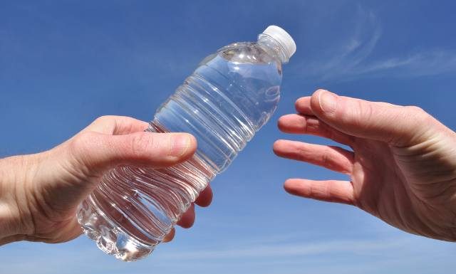 Dajesz łyka? Możesz zarazić się groźnymi chorobami, w tym mononukleozą i wirusem HPV. Dzielenie się butelką to zły pomysł