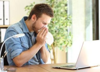 Co robić, gdy leje się z nosa? O tej porze roku to zwykle alergia. Te sposoby i leki pomogą na katar sienny