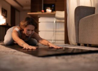 Rozciąganie na ból pleców przed snem. Już kilka minut ćwiczeń przyniesie ulgę i pomoże przespać noc