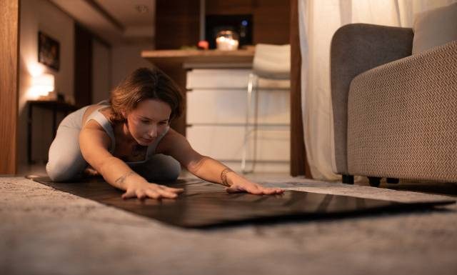 Rozciąganie na ból pleców przed snem. Już kilka minut ćwiczeń przyniesie ulgę i pomoże przespać noc