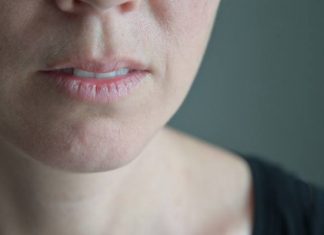 Odczuwasz suchość w ustach? To może być odwodnienie, ale też sygnał ostrzegawczy. Suchość w ustach może oznaczać poważną chorobę