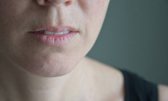 Odczuwasz suchość w ustach? To może być odwodnienie, ale też sygnał ostrzegawczy. Suchość w ustach może oznaczać poważną chorobę
