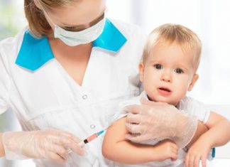 Cesarskie cięcie przyczyną epidemii? U części dzieci tak urodzonych szczepionka nie zadziała