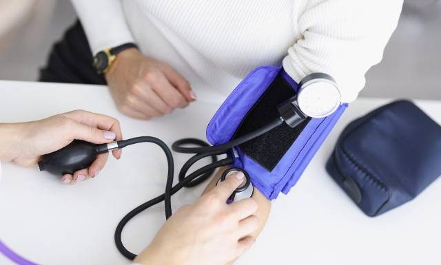 „Umarł na zawał, a nawet nie chorował”. Prawidłowe ciśnienie krwi to już nie 140/90. Nowe normy są bardziej rygorystyczne