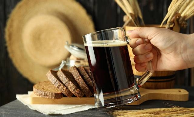 Spróbuj zamiast piwa i słodkich napojów. Gasi pragnienie, odmładza, odchudza, ale nie jest dla wszystkich. Tani napój zrobisz samodzielnie