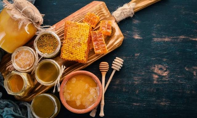 Apteczka prosto z ula. Produkty pszczele leczą różne problemy, zwalczają wirusy i komórki raka. Tak wykorzystasz je w apiterapii