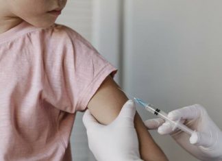 Nie zaszczepiła synka. Sąd zmusił ją do szczepienia i ukarał grzywną. Jakim prawem? Czy szczepienia dziecka są przymusowe?