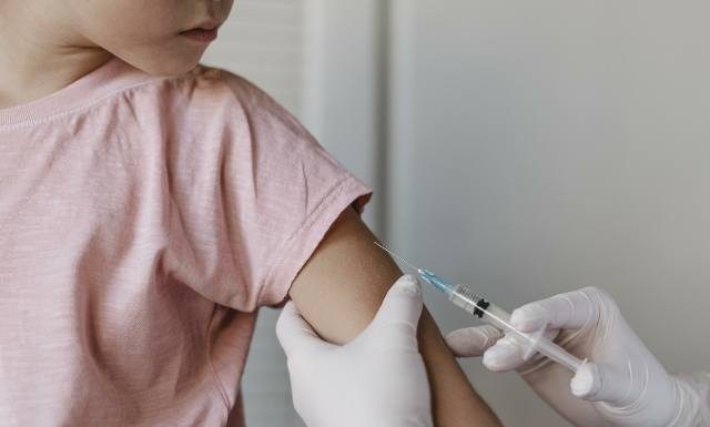 Nie zaszczepiła synka. Sąd zmusił ją do szczepienia i ukarał grzywną. Jakim prawem? Czy szczepienia dziecka są przymusowe?