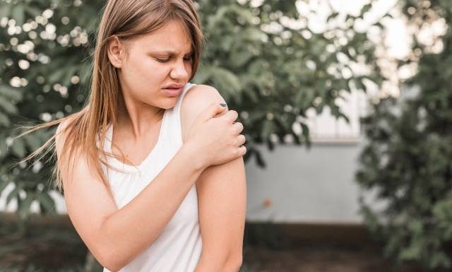 Co przyciąga komary? Ci mali krwiopijcy preferują jedną grupę krwi, ale są też inne czynniki, które są dla nich atrakcyjne. Sprawdź, jakie