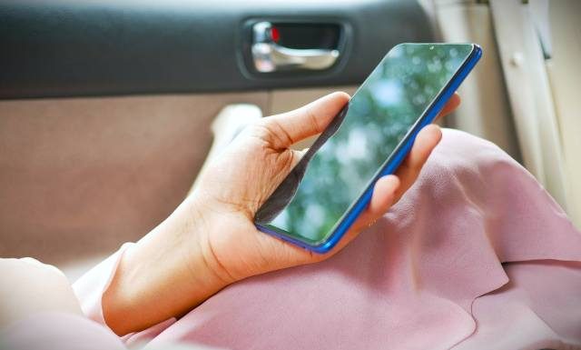 Smartfon pomoże w popularnej przypadłości, która dokucza wielu osobom. Tobie też się przyda podczas podróży? Sprawdź