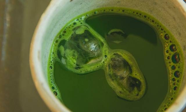 Ten napój chroni przed chorobą, od której wypadają zęby. Pij albo stosuj w nietypowy sposób. Zobacz wyniki badania