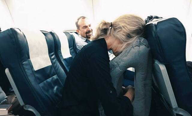 Sen w samolocie przyjdzie szybciej, niż myślisz. Oto prosty sposób na zaśnięcie podczas lotu – działa nawet przy sporym hałasie