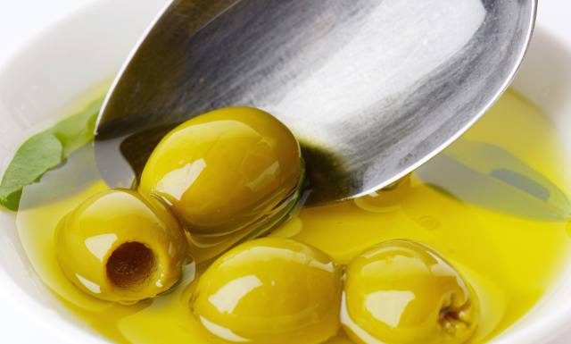 Co daje picie oliwy? Już nawet mała porcja to wielkie korzyści. Zobacz, jak suplementować oliwę z oliwek dla zdrowia