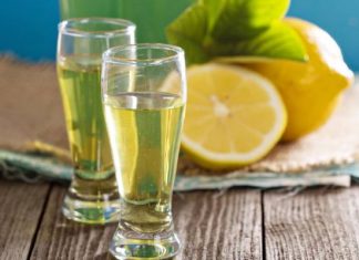 Limoncello to włoski specjał. Nalewka z cytryn czaruje smakiem, zwalcza wirusy i objawy alergii. Wypróbuj przepis na limoncello