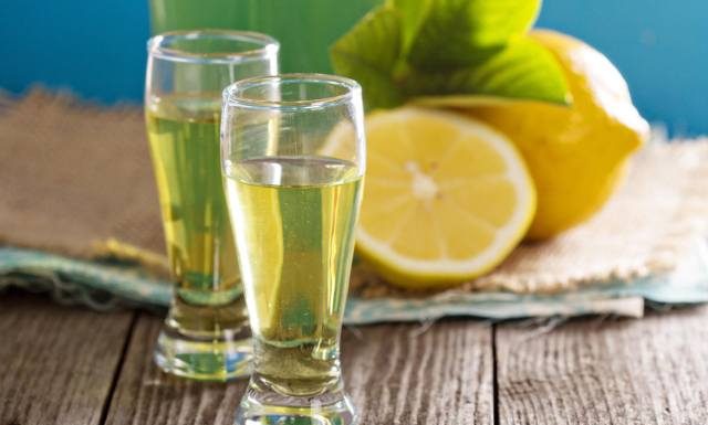 Limoncello to włoski specjał. Nalewka z cytryn czaruje smakiem, zwalcza wirusy i objawy alergii. Wypróbuj przepis na limoncello