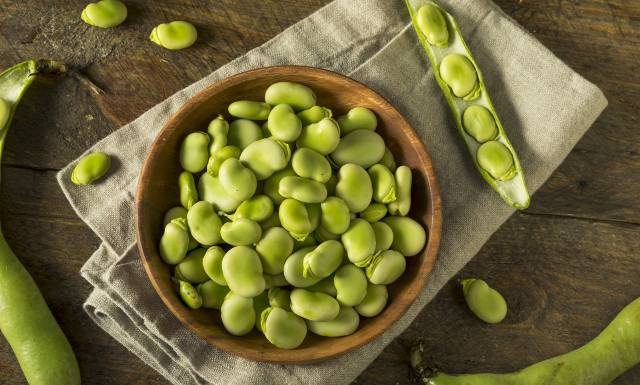 Bób – kalorie, właściwości i wartości odżywcze. Jak gotować bób, by nie wzdymał i był miękki? Kto i dlaczego nie powinien go jeść?