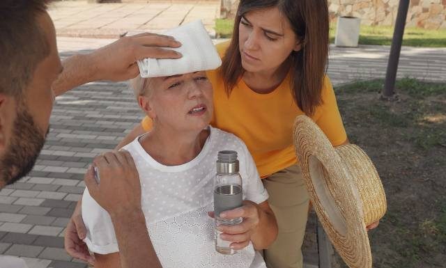 Jak przetrwać upał? Zobacz, jak najlepiej schłodzić organizm i uniknąć groźnego przegrzania. Podpowiadamy też, jak rozpoznać jego objawy