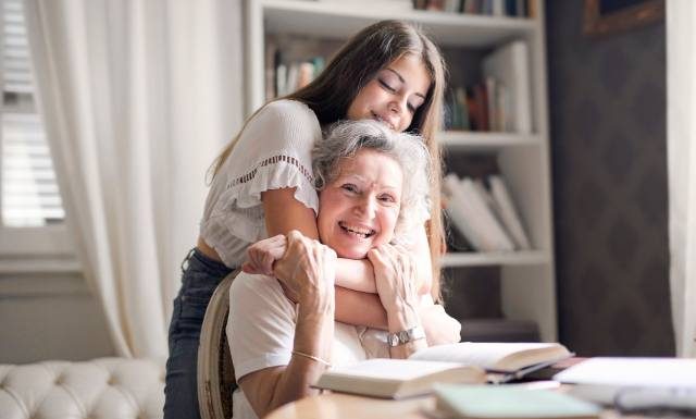 Co się dzieje w trakcie przytulania? Korzystają na nim umysł i ciało. Kiedy obchodzimy w Polsce Dzień Przytulania?