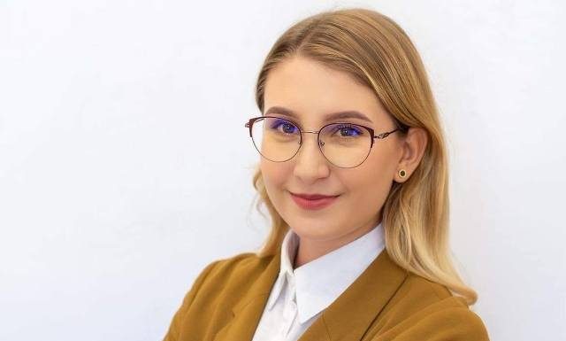 Nieśmiałość nie jest zaburzeniem, ale może utrudniać życie! Psycholożka podpowiada, jak sobie radzić z nieśmiałością