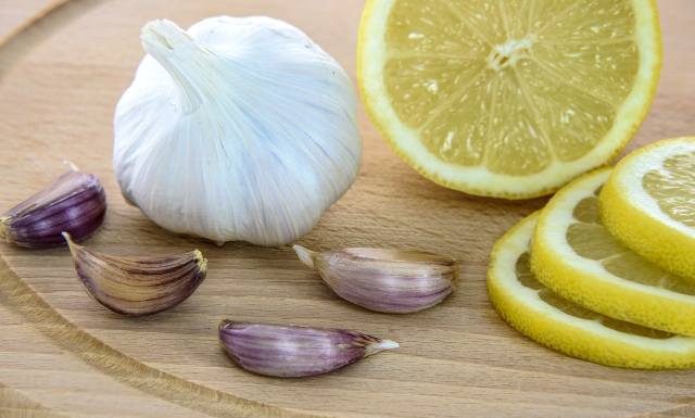 Domowe sposoby na katar. Mamy listę rzeczy, które pomogą ci powrócić do zdrowia